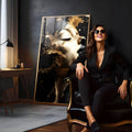 Rosto feminino de perfil com olhos fechados e pó de ouro dissolvendo sobre fundo preto, quadro decorativo