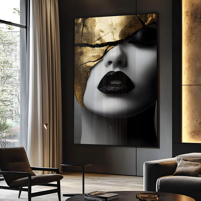 Rosto de mulher em tons de cinza com lábios pretos e folha de ouro rachada, quadro decorativo