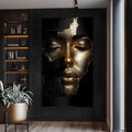 Rosto feminino de olhos fechados coberto por folha de ouro sobre fundo preto, quadro decorativo