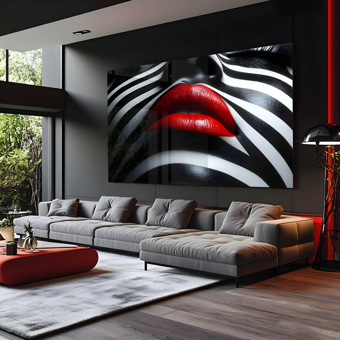Lábios vermelhos brilhantes sobre rosto com listras zebra em preto e branco, quadro decorativo