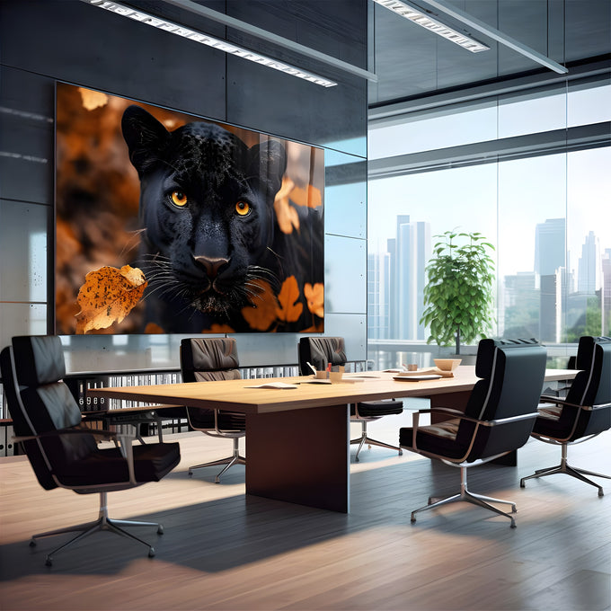 Pantera negra de olhos laranja em close entre folhas secas de outono, quadro decorativo