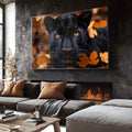 Pantera negra de olhos laranja em close entre folhas secas de outono, quadro decorativo