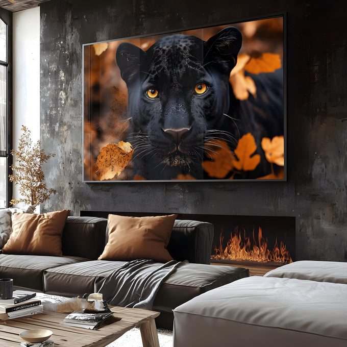 Pantera negra de olhos laranja em close entre folhas secas de outono, quadro decorativo
