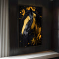 Cabeça de cavalo preto com manchas douradas e respingos de tinta sobre fundo preto, quadro decorativo