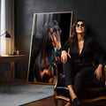 Cavalo marrom com crina negra ao vento em fundo preto e iluminação dramática, quadro decorativo