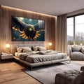 Águia em voo de asas abertas com penas marrons e reflexos dourados sobre fundo azul, quadro decorativo