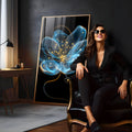 Flor azul translúcida com estames dourados e linhas de ouro sobre fundo preto, quadro decorativo