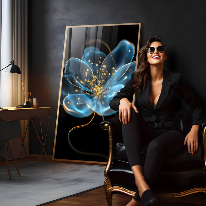 Flor azul translúcida com estames dourados e linhas de ouro sobre fundo preto, quadro decorativo