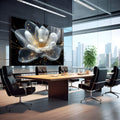 Flor branca translúcida com estames dourados e partículas de luz sobre fundo preto, quadro decorativo