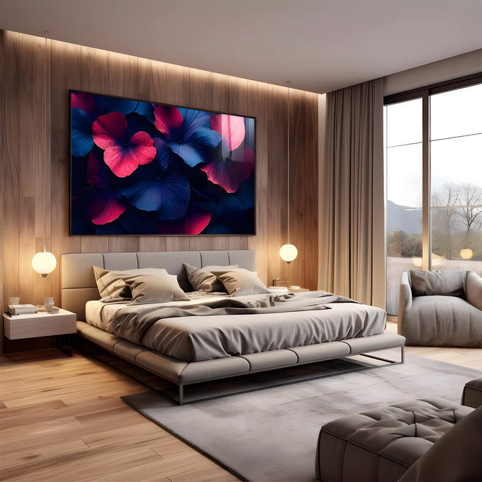 Pétalas grandes de flores rosa e azul-marinho sobrepostas em fundo escuro, quadro decorativo