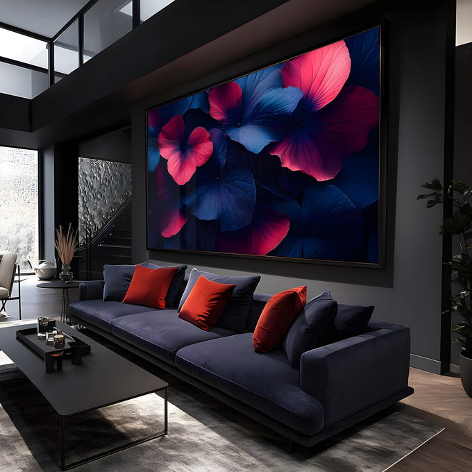 Pétalas grandes de flores rosa e azul-marinho sobrepostas em fundo escuro, quadro decorativo