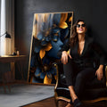 Rosto feminino azul de perfil com lábios dourados entre flores azuis e folhas douradas, quadro decorativo