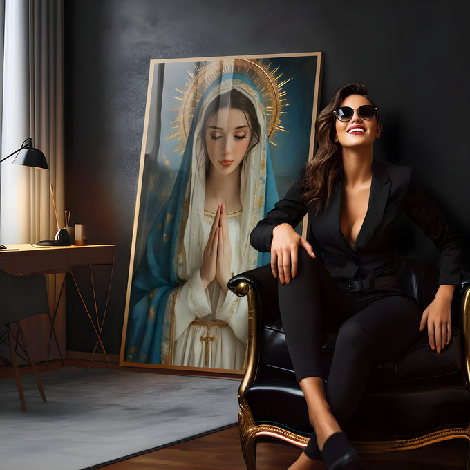 Nossa Senhora de mãos postas em oração, manto azul e auréola dourada radiante, quadro decorativo