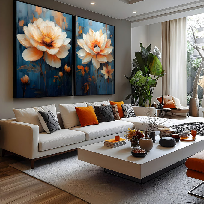 Duas telas com grandes flores creme e miolo laranja pintadas sobre fundo azul texturizado, quadro decorativo
