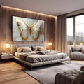 Borboleta branca com asas e contornos dourados sobre fundo de mármore branco com veios, quadro decorativo