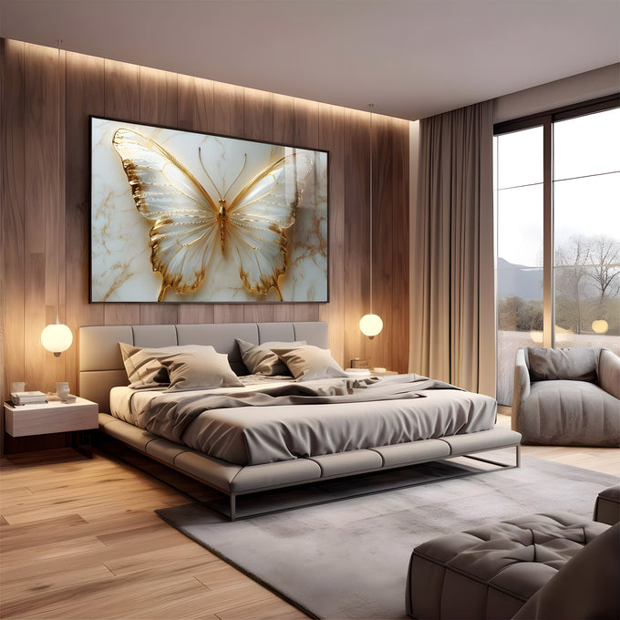 Borboleta branca com asas e contornos dourados sobre fundo de mármore branco com veios, quadro decorativo