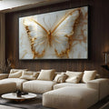 Borboleta branca com asas e contornos dourados sobre fundo de mármore branco com veios, quadro decorativo