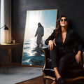 Jesus de túnica branca caminhando sobre o mar azul com o sol ao fundo, quadro decorativo