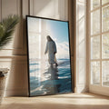 Jesus de túnica branca caminhando sobre o mar azul com o sol ao fundo, quadro decorativo