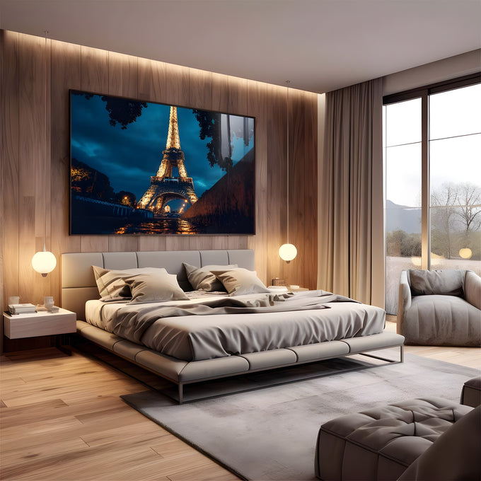 Torre Eiffel iluminada à noite sob céu azul, rua de pedras molhadas em Paris, quadro decorativo