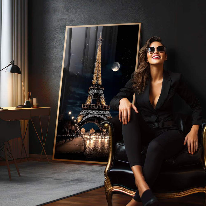 Quadro Decorativo A Encantadora Torre Eiffel sob o Brilho da Noite - quadros decorativos 1 Tela Vertical, 3 Telas - em sala moderna