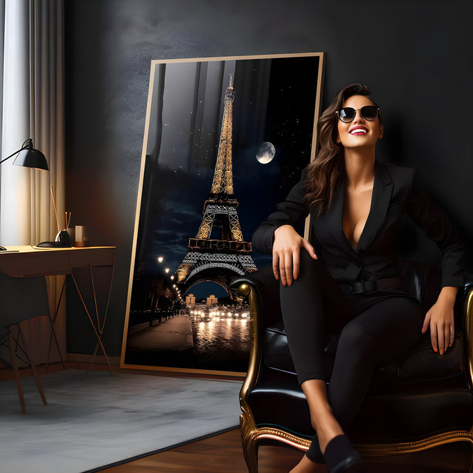 Torre Eiffel iluminada em dourado sob lua cheia e céu estrelado em Paris à noite, quadro decorativo