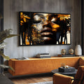 Rosto de mulher negra de olhos fechados com tranças e folhas douradas, quadro decorativo