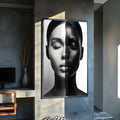 Rosto de mulher de olhos fechados dividido em metade branca e metade negra, quadro decorativo