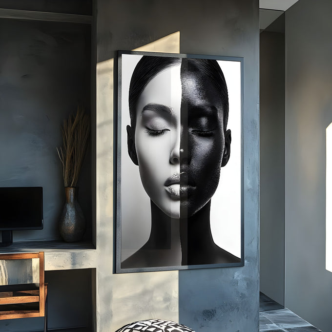 Rosto de mulher de olhos fechados dividido em metade branca e metade negra, quadro decorativo