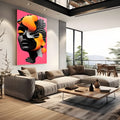 Rosto feminino escultural preto de olhos fechados com formas laranja e fundo rosa, quadro decorativo