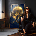 Árvore da vida dourada de tronco trançado diante da lua cheia em céu azul estrelado, quadro decorativo