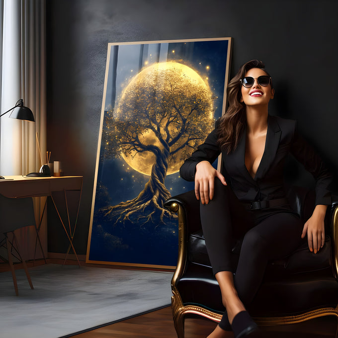 Árvore da vida dourada de tronco trançado diante da lua cheia em céu azul estrelado, quadro decorativo
