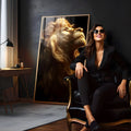 Leão de juba dourada olhando para o céu sobre fundo preto em arte realista, quadro decorativo