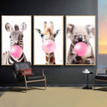 Quadro Decorativo: Alegria na Savana com Chiclete Rosa - quadros decorativos para sala 1 Tela Vertical, 3 Telas - em ambiente decorado
