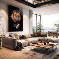 Leão de juba dourada e olhar intenso com patas sobre rocha em fundo preto, quadro decorativo