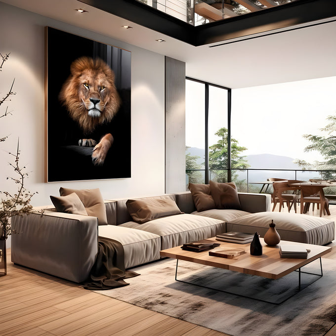 Leão de juba dourada e olhar intenso com patas sobre rocha em fundo preto, quadro decorativo