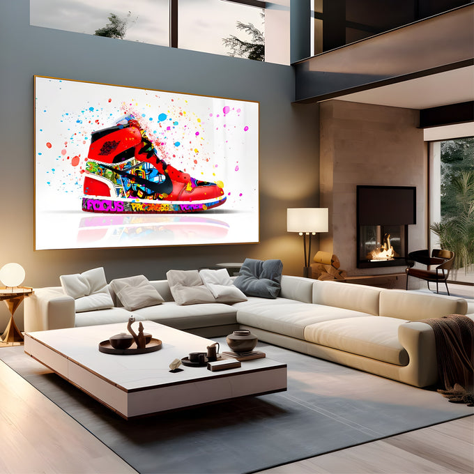 Tênis cano alto vermelho com estampa grafite e respingos de tinta coloridos em fundo branco, quadro decorativo