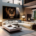 Close do rosto de leão com juba volumosa e olhar intenso em tons sépia sobre fundo preto, quadro decorativo