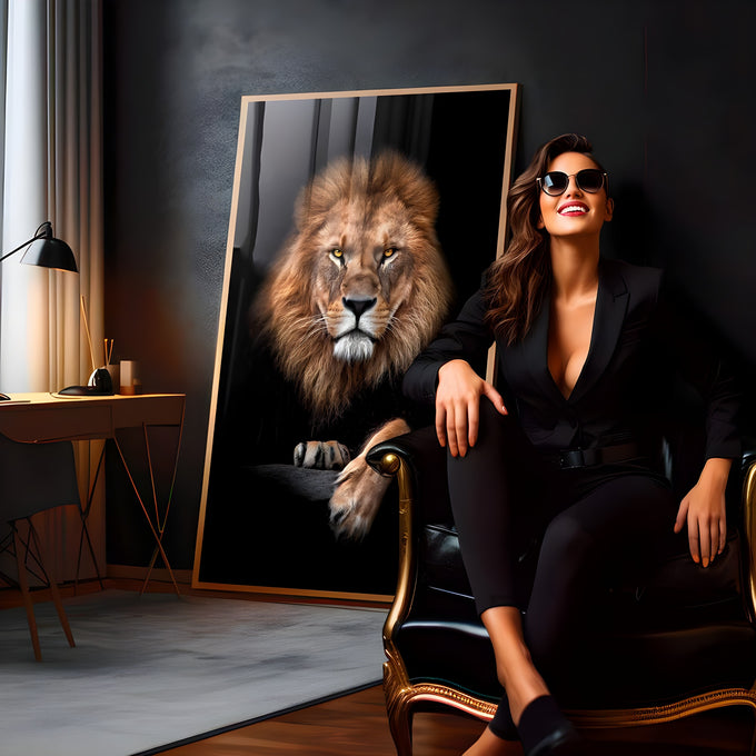 Leão de juba dourada e olhar intenso com patas sobre rocha em fundo preto, quadro decorativo