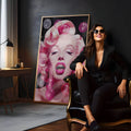 Marilyn Monroe de olhos fechados e boca aberta em tons de rosa com bolhas e fundo preto, quadro decorativo