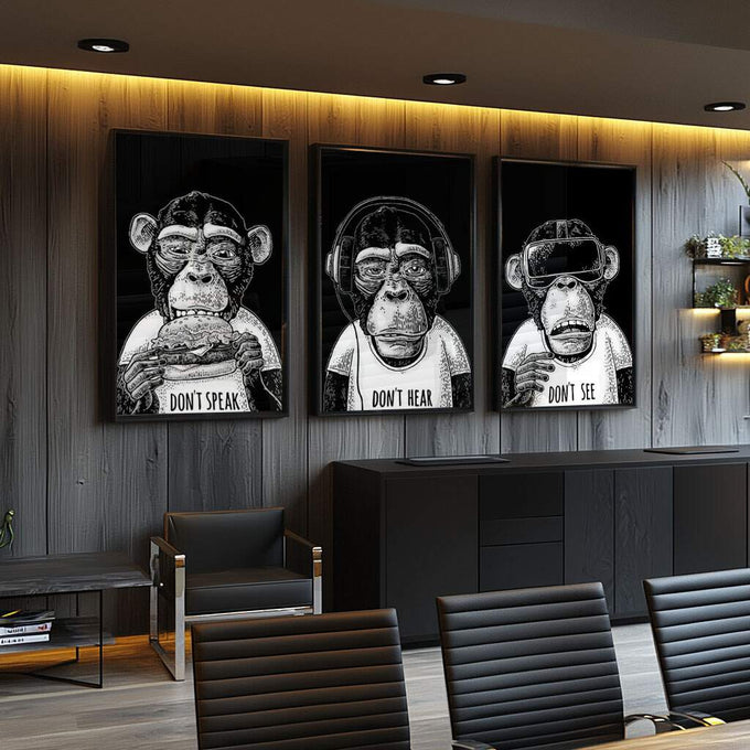 Quadro Decorativo: Humor entre Chimpanzés na Era Digital - quadros decorativos para sala 1 Tela Vertical, 3 Telas - em ambiente decorado