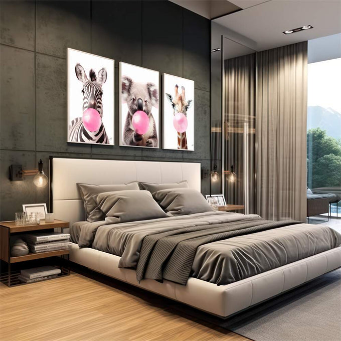 Quadro Decorativo: Alegria na Savana com Chiclete Rosa - quadros decorativos para sala 1 Tela Vertical, 3 Telas - em living room premium
