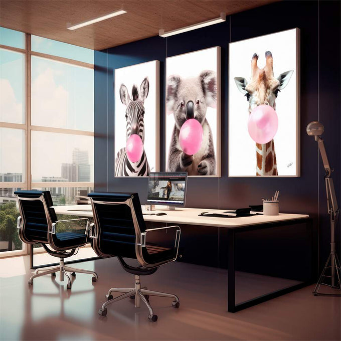 Quadro Decorativo: Alegria na Savana com Chiclete Rosa - quadros decorativos 1 Tela Vertical, 3 Telas - em sala moderna