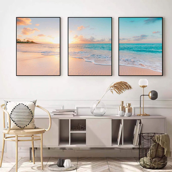 Quadro Decorativo Praia ao Pôr do Sol: Um Encanto Visual - quadros decorativos para sala 1 Tela Vertical, 3 Telas - em ambiente decorado