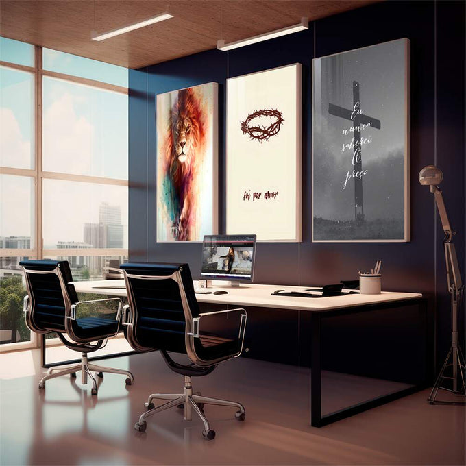 Quadro Decorativo Leão, Cruz, Coroa: Símbolos de Fé e Poder - quadros decorativos 1 Tela Vertical, 3 Telas - em sala moderna