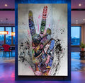 Mão em sinal de paz coberta de grafite colorido com respingos pretos e rosa em fundo cinza, quadro decorativo