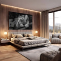Tigre branco deitado com olhos vermelhos sobre fundo preto em preto e branco, quadro decorativo