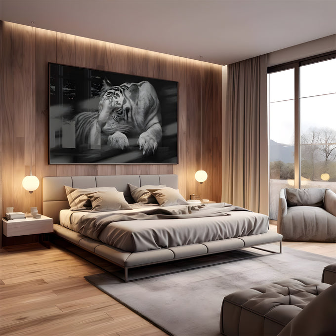 Tigre branco deitado com olhos vermelhos sobre fundo preto em preto e branco, quadro decorativo