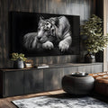 Tigre branco deitado com olhos vermelhos sobre fundo preto em preto e branco, quadro decorativo