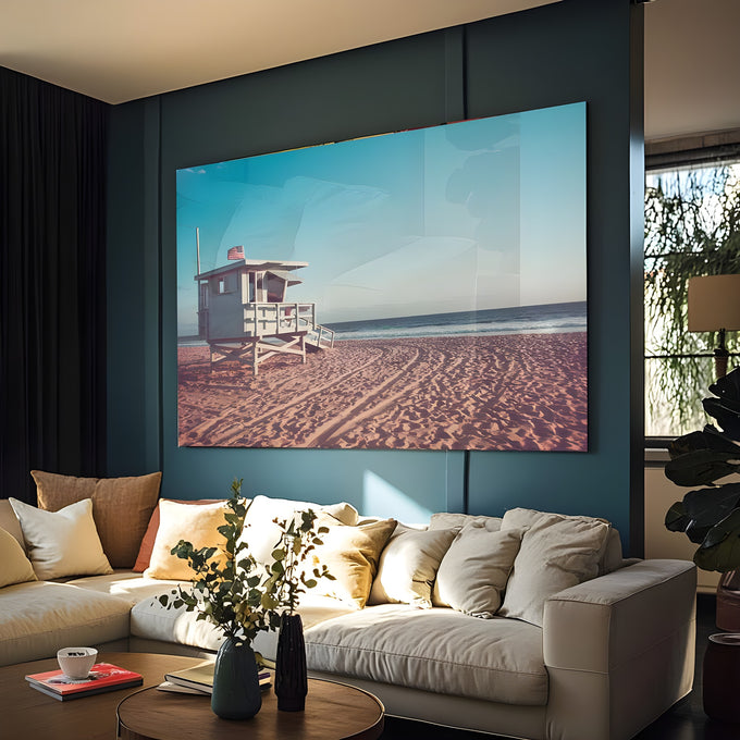 Torre de salva-vidas branca com bandeira americana na areia da praia, mar e céu azul, quadro decorativo